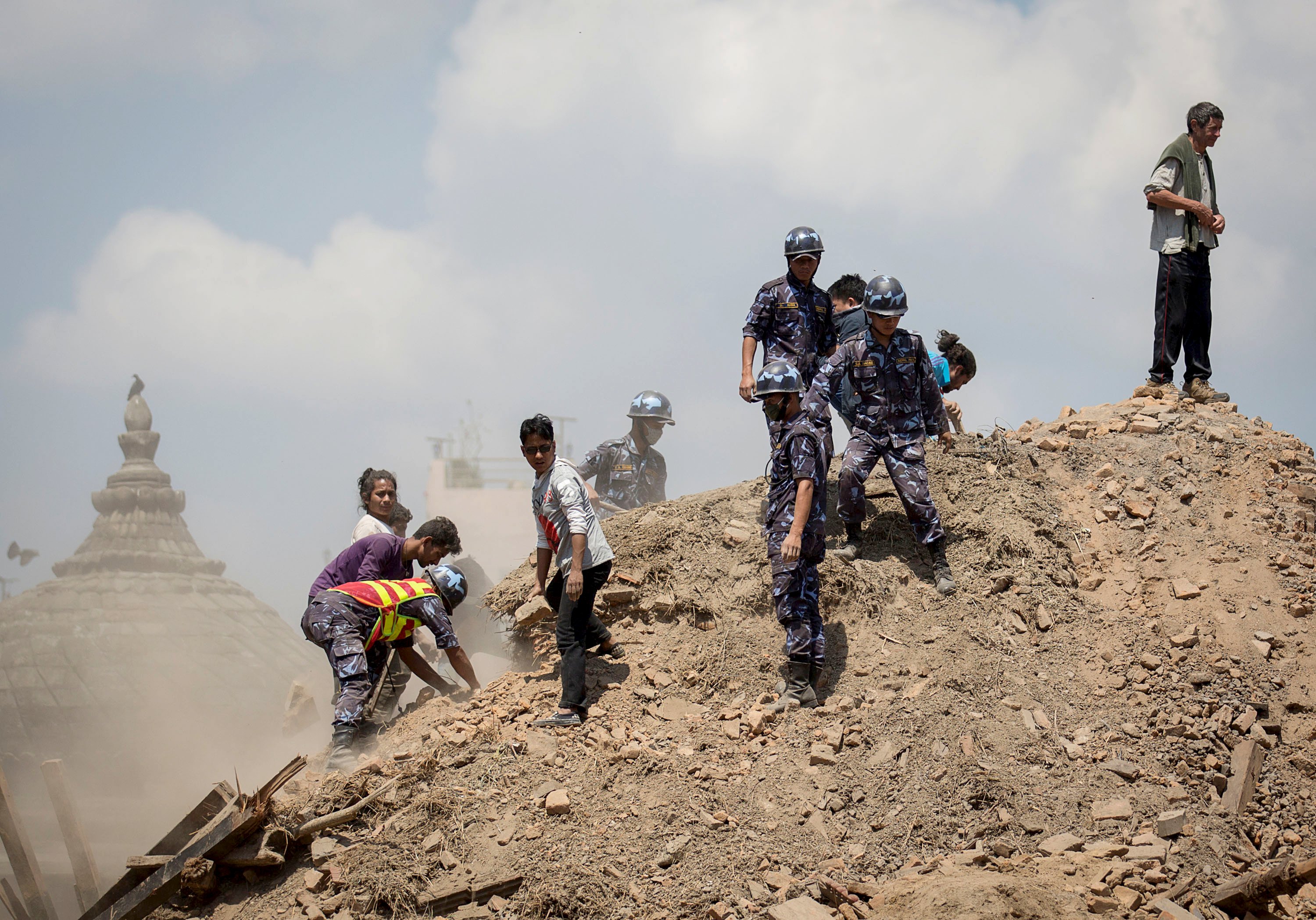 Hallan con vida a dos uruguayos en Nepal tras el terremoto