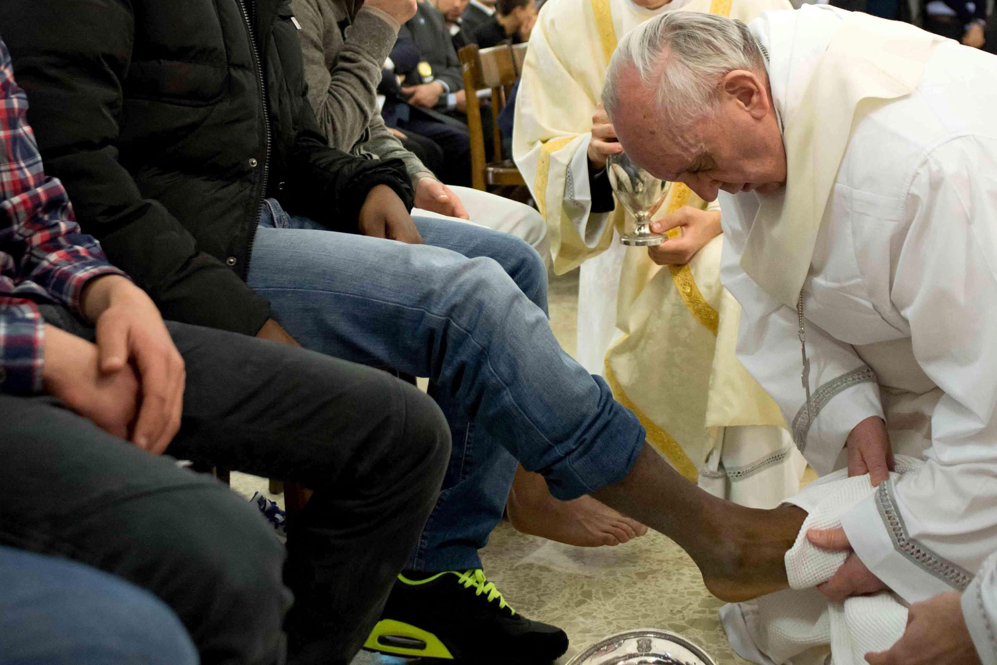 Papa Francisco bautiza a diez personas en la Vigilia del Sábado Santo