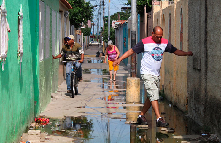 Habitantes de comunidad en Maracay colapsados por aguas servidas