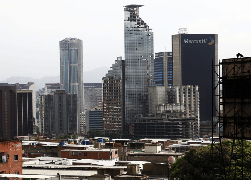 Ejecutan trabajos de demolición en la Torre Confinanzas en Caracas