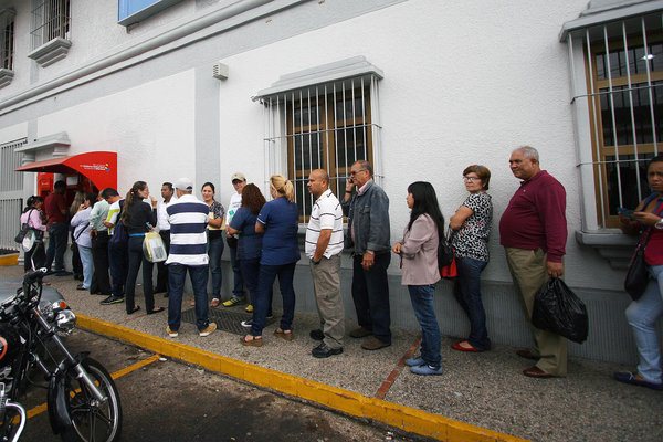 Retirar dinero por cajeros es una cola segura