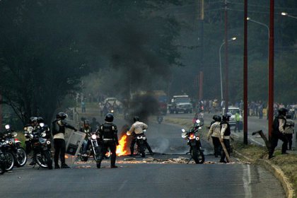 Encapuchados retuvieron gandola en autopista a Táriba