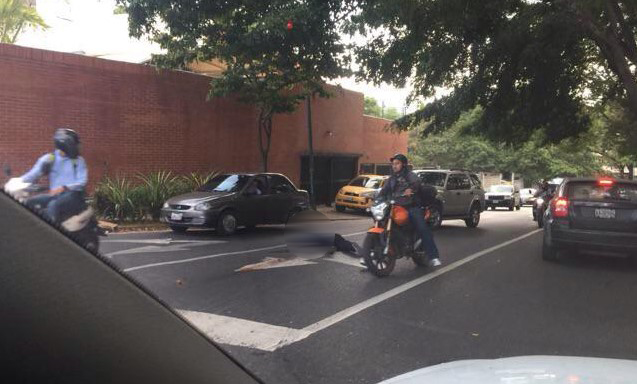 Motorizados de Prados del Este habrían sido tiroteados por golpear un retrovisor