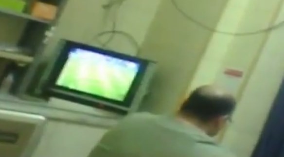 Médico no quiso atender a paciente por ver el juego del Barsa (Video)