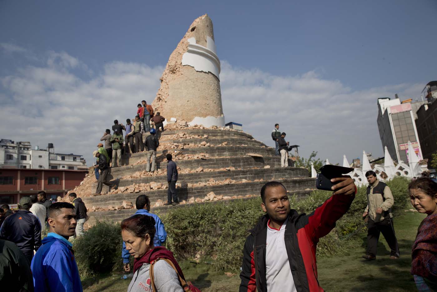 Tragedia moderna: Selfies junto a torre destrozada por terremoto (Fotos)