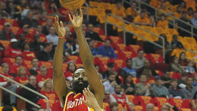 James Harden firmó 51 cartones en lauro de los Rockets de Houston