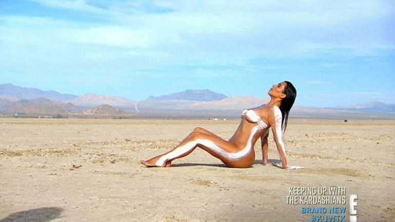 Kim Kardashian al desnudo en el desierto (fotos)