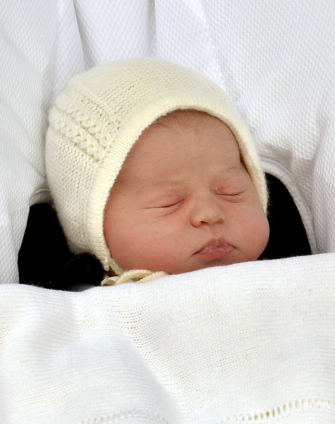 La princesa Carlota estrenó un gorrito español al salir del hospital