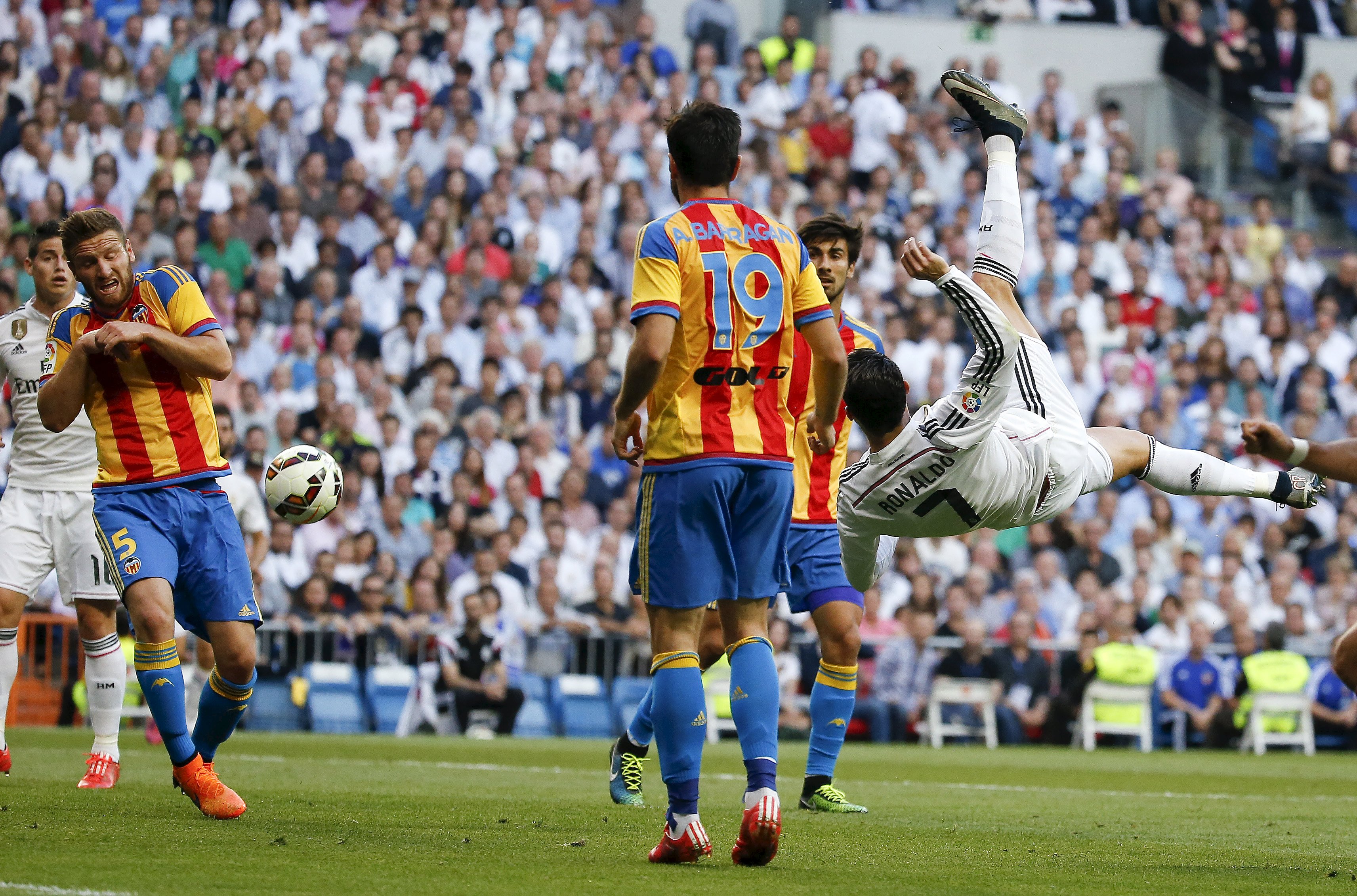 El Real Madrid empata en casa con el Valencia y pone el título en bandeja al Barcelona