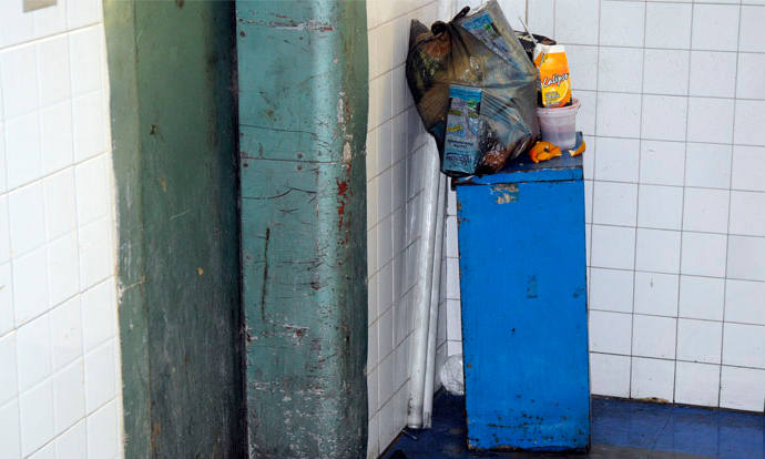 En el Hospital Central de Barquisimeto trasladan pacientes y desechos en un mismo ascensor