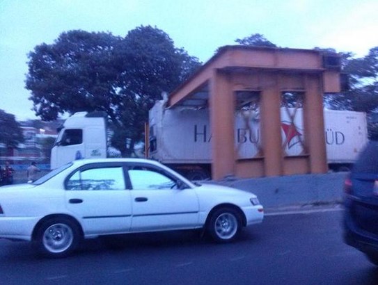 Gandola atascada en la Francisco Fajardo a la altura del puente de Los Ruices (Fotos)