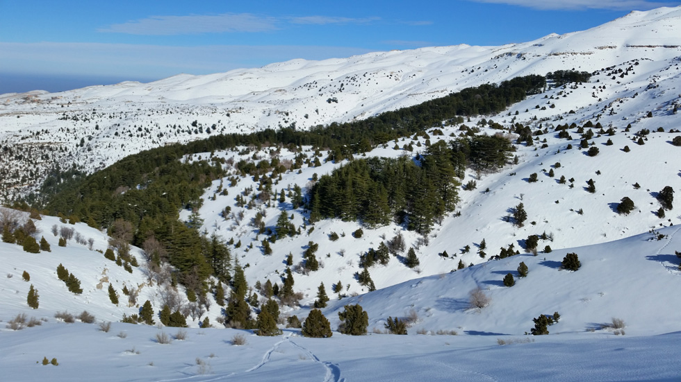 Las deslumbrantes montañas blancas del Líbano vistas desde un drone