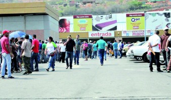 En Makro de Puerto La Cruz vendieron un caucho por persona y por cédula