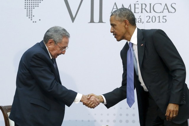 Obama y Castro se dan la mano mientras sostienen un encuentro bilateral durante la Cumbre de las Américas (Foto archivo)