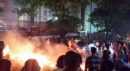 Quema de cauchos en Palo Verde contra asesinato de comerciante