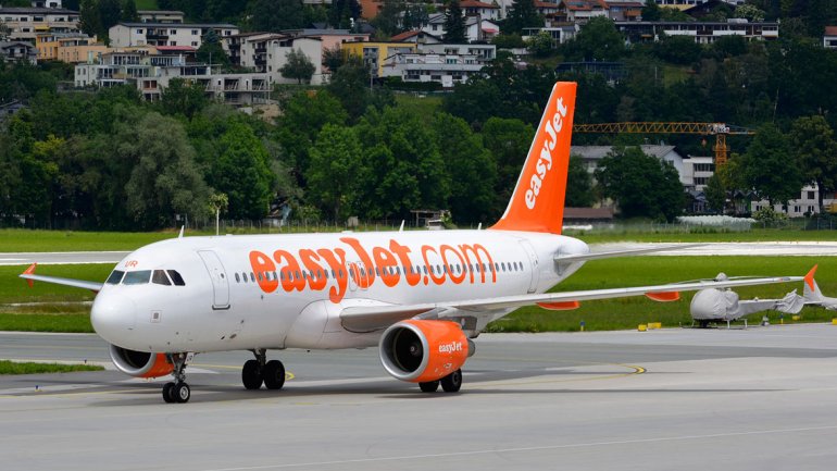 ¡WTF! Aerolínea arregla una turbina rota con cinta adhesiva (Foto)