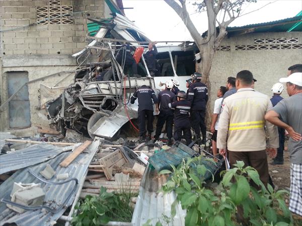 Cuatro muertos y 17 heridos al chocar una unidad de pasajeros con una moto