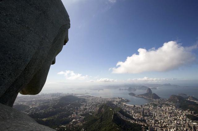 Vista de la ciudad de Río de Janeiro (Brasil) desde el brazo del Cristo Redentor hoy, miércoles 20 de mayo de 2015. El ministro del Deporte de Brasil, George Hilton, afirmó hoy que el Gobierno respeta el derecho a la huelga de los trabajadores del sector de la construcción de Río de Janeiro que afecta a diversas obras de la ciudad, incluidas algunas de las instalaciones de los Juegos Olímpicos de 2016. La paralización iniciada hace tres días por los empleados de las empresas de construcción ha afectado, entre otras, las obras de construcción del Parque Olímpico de Deodoro y de reforma del Estadio Olímpico, construido en 2007 para los Juegos Panamericanos y que, tras una modernización, será el escenario de las competiciones de atletismo de los próximos Olímpicos. EFE/Marcelo Sayao