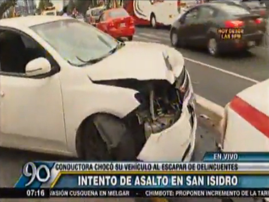 ¡Peruanas Bravas! Le robaron la cartera, los siguió y atropelló con su carro