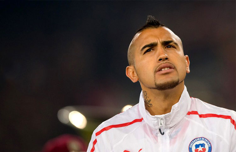 ¡Escándalo! Arturo Vidal borracho y haciendo piruetas sobre su Ferrari en Italia (Video)