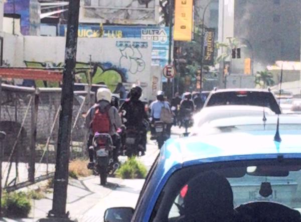 Motorizados sin límites: El abuso llega a las aceras (FOTO)