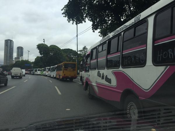 Protesta de transporte público por falta de cauchos y repuestos (Fotos)