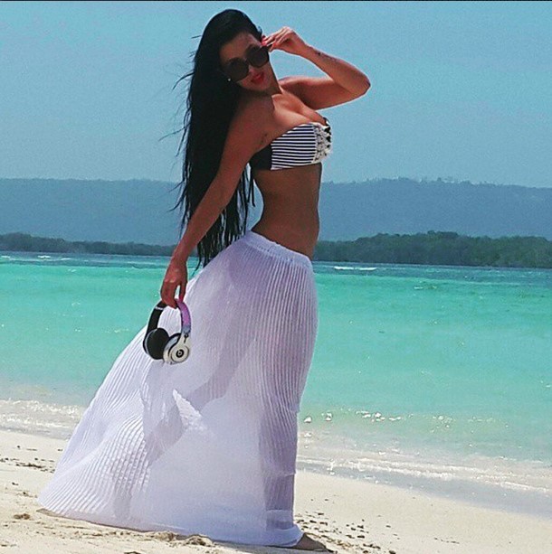 ¡Ardiente! Las posiciones de Jimena Araya en la playa te podrán “caliente” (Fotos)