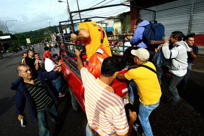 En medio de las dificultades, así se las ingenia el pueblo (Foto)