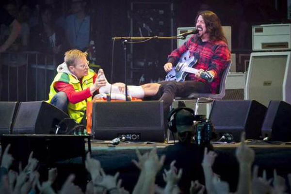 Dave Grohl se parte la pierna en un concierto, le ponen yeso y regresa para terminarlo ¡UN DURO!