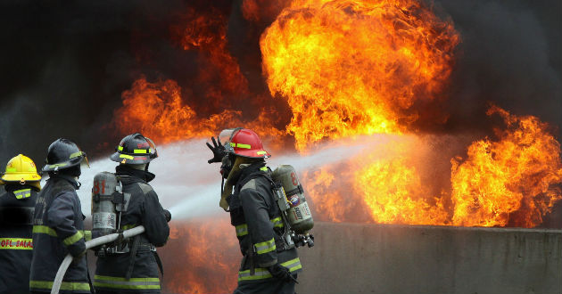 ¡El colmo! Después de apagar un incendio acusaron a los bomberos de ladrones (Video)