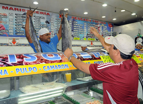 En Valencia, comer pescado es un lujo