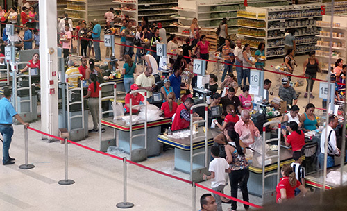 Carabobeños pasaron el feriado en colas