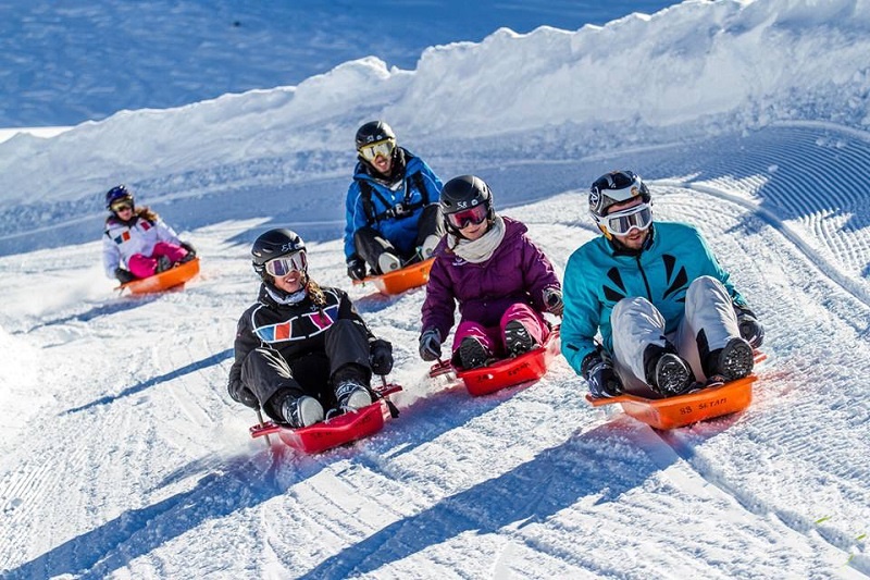 Te presentamos nueve destinos ideales para viajar con familia a la nieve y no morir en el intento