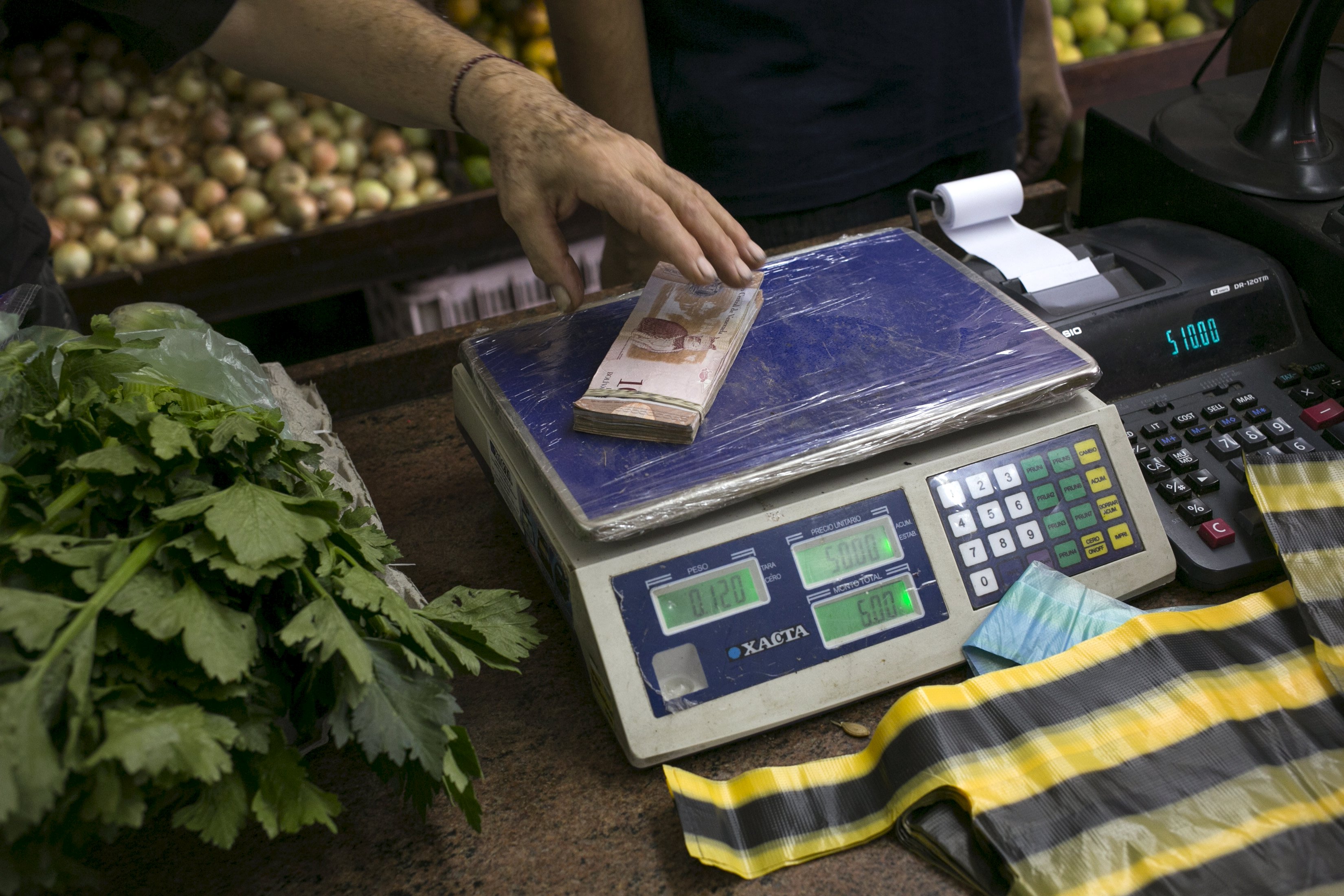 Inventarios para producir alimentos, artículos de limpieza y licores alcanzan hasta agosto