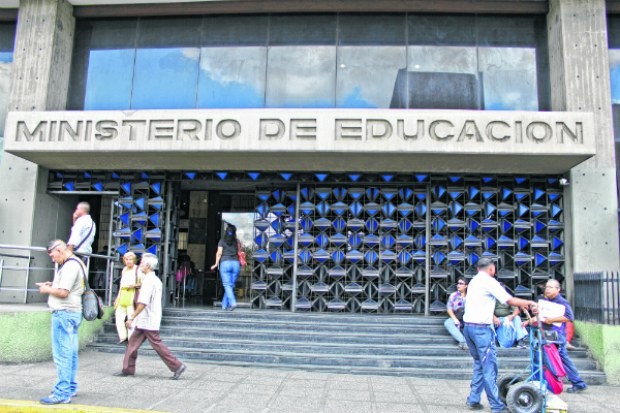 Planteles entregarán a estudiantes notas y títulos ya certificados por el Ministerio de Educación