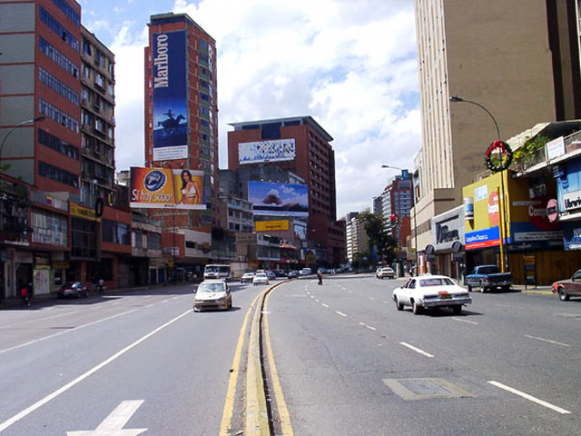 Instalada tarima por acto de presos políticos en la avenida Francisco de Miranda (Foto)