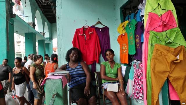 Comercio de ropa en La Habana / EFE