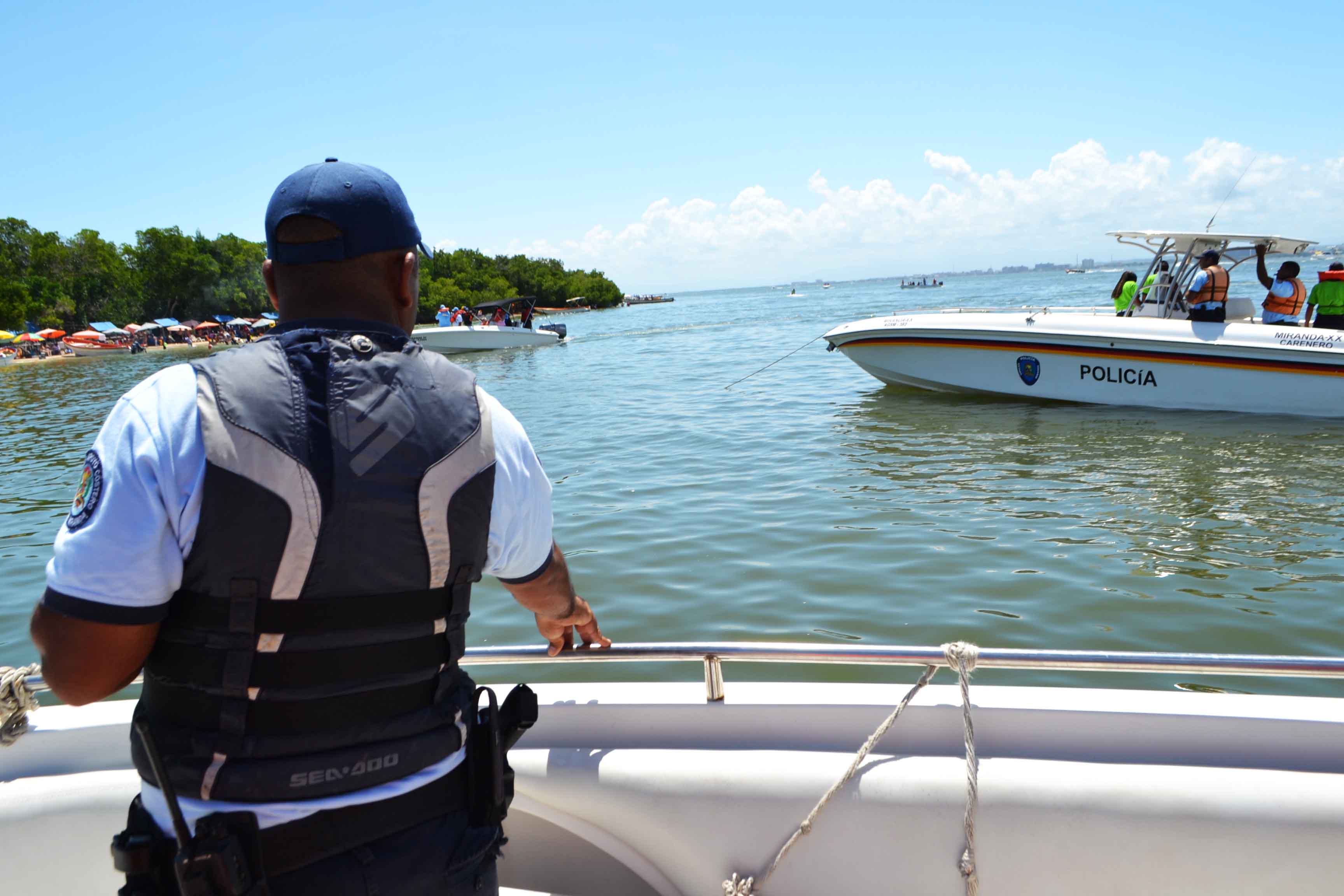 Rescatan a pareja que estaba a punto de ahogarse en playa La Cangrejera