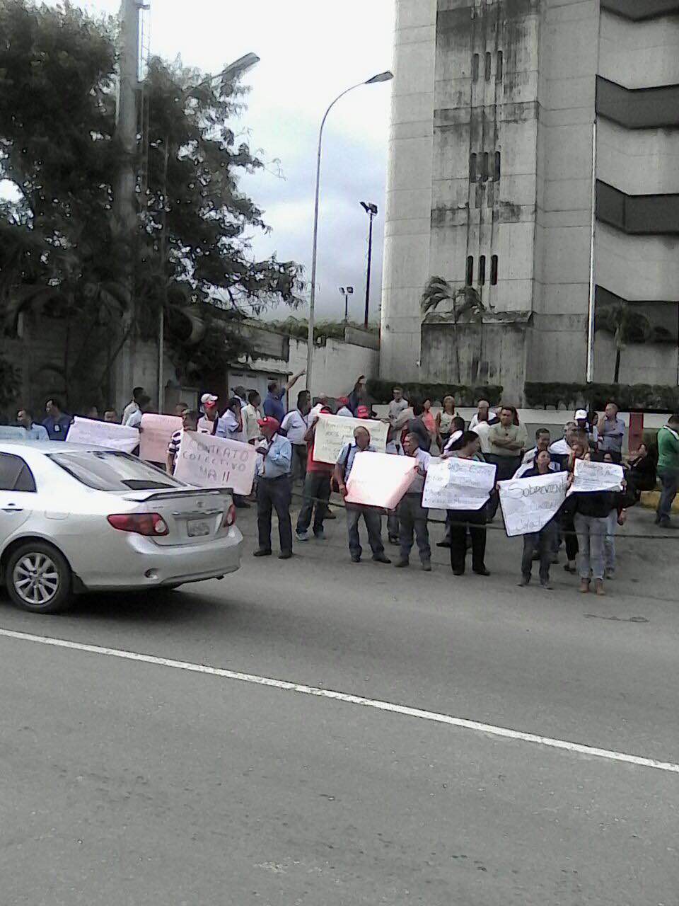 Así exigieron mejoras laborales los trabajadores de Corpoelec Guatire (Fotos)