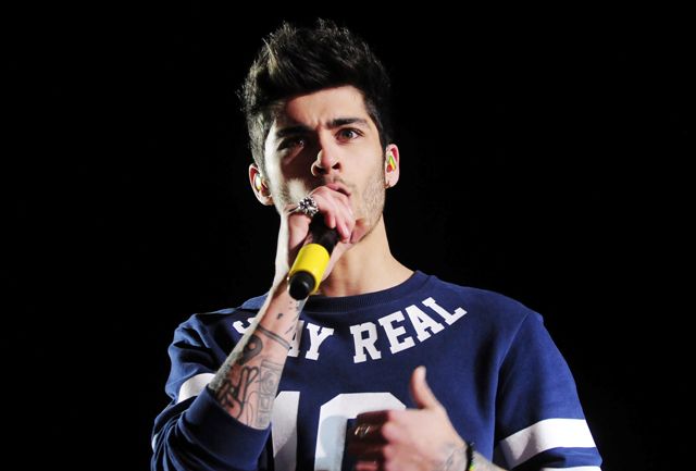 Foto: El cantante de la banda británica One Direction Zayn Malik se presenta en concierto con la agrupación hoy, miércoles 30 de abril de 2014, en el Estadio Nacional de Santiago (Chile). EFE/Stringer