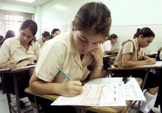 Títulos de bachiller deberán llevar la firma de un miembro de la comunidad