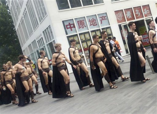 Un grupo de espartanos semidesnudos se enfrenta a la policía china en Beijing