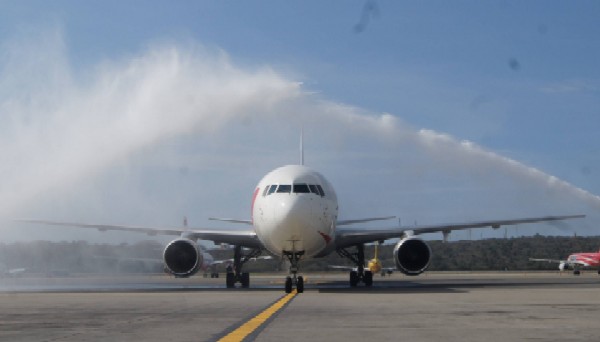 Vuelo inaugural de Dynamic International Airways