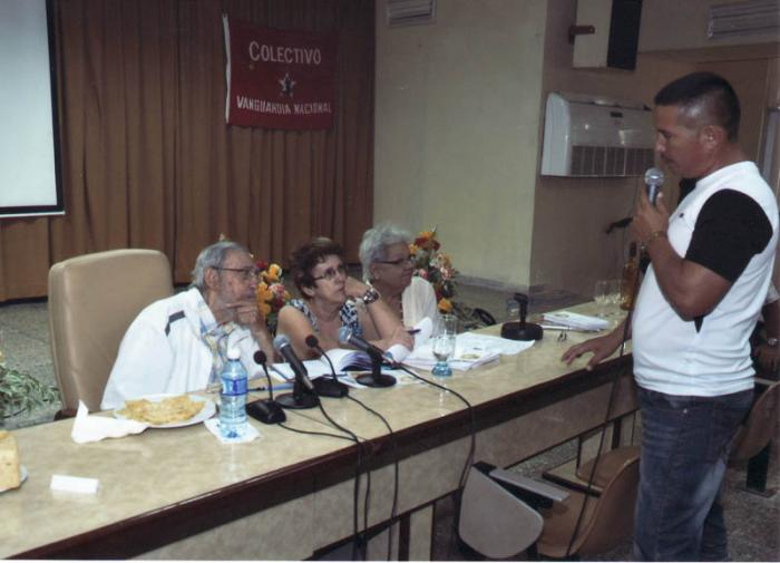 Fidel Castro reaparece en reunión con fabricantes de quesos (Fotos)