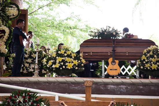 Restos de Joan Sebastian son sepultados en un cementerio privado de Juliantla