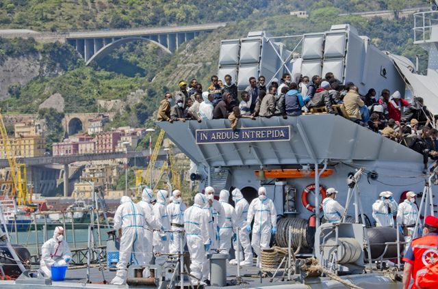 Italia rescata a más de 800 migrantes y 12 cuerpos sin vida en el mar