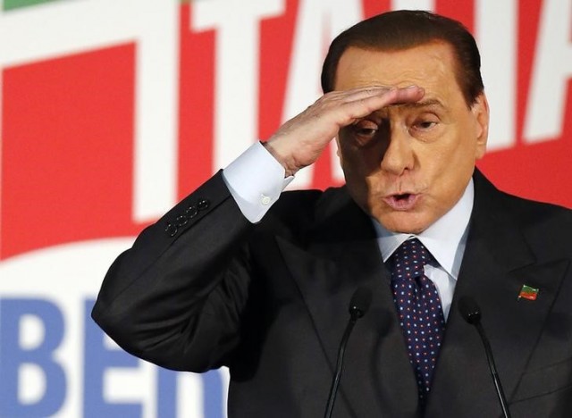 Silvio Berlusconi durante una campaña política en Milán. Imagen de archivo, 23 mayo, 2014. El ex primer ministro italiano Silvio Berlusconi reiteró el lunes que no estaba interesado en vender el control del AC Milan, tras reportes de una oferta hecha por el club de fútbol por un empresario tailandés. REUTERS/Alessandro Garofalo