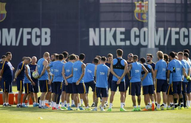 Jugadores y entrenadores del FC Barcelona durante la charla técnica en la ciudad deportiva Joan Gamper, previa al trofeo Gamper que enfrentará mañana al equipo catalán con la A.S. Roma en el Camp Nou. EFE/Alejandro García