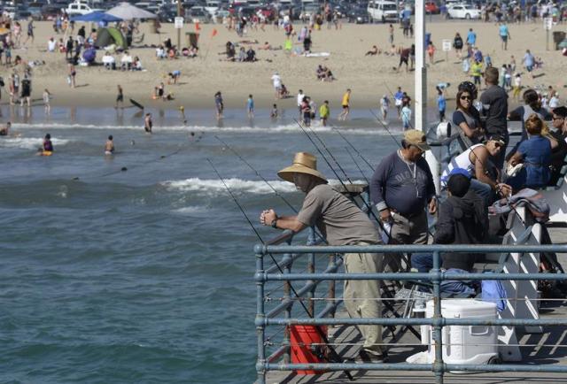 Fotografía donde se ven pescadores hoy, lunes 3 de agosto de 2015, en el muelle de Santa Mónica (CA, EE.UU.). El muelle de Santa Mónica, que es un parque de diversiones, es un lugar famoso par los turistas y escenario de películas, atrae a cientos de visitantes durante los cálidos días de verano. EFE/MIKE NELSON