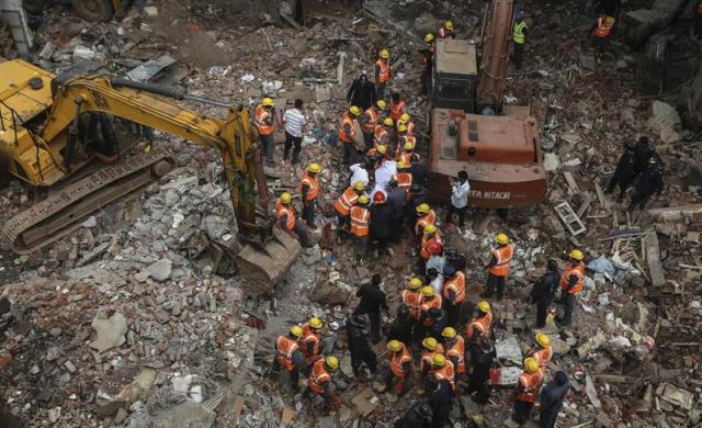 Miembros de los servicios de rescate trasladan el cuerpo sin vida tras sacarlo de entre los escombros tras el derrumbe de un edificio en Thane (India) hoy, martes 4 de agosto de 2015. Al menos 12 personas murieron, siete resultaron heridas y dos permanecen desaparecidas tras el derrumbe hoy de un edificio residencial de tres plantas en la localidad de Thane, próxima a Bombay, en el oeste indio, informó a Efe una fuente municipal. EFE/Divyakant Solanki